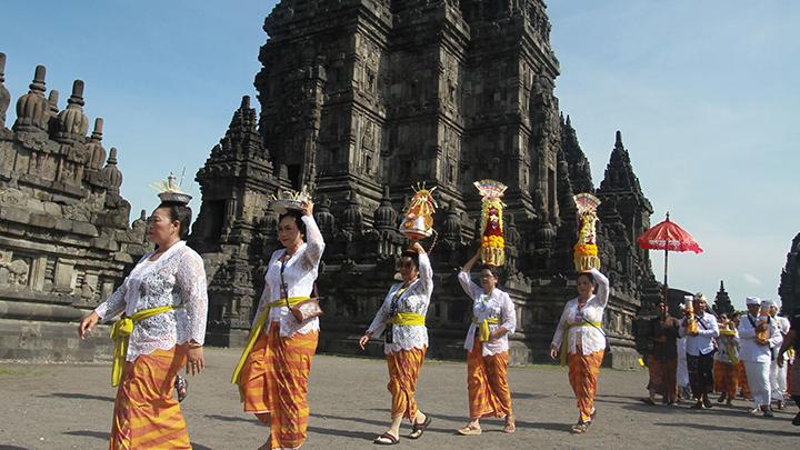 Candi Prambanan merupakan pusat ibadah umat Hindu dunia, kunjungan wisata religi ditujukan untuk jutaan orang